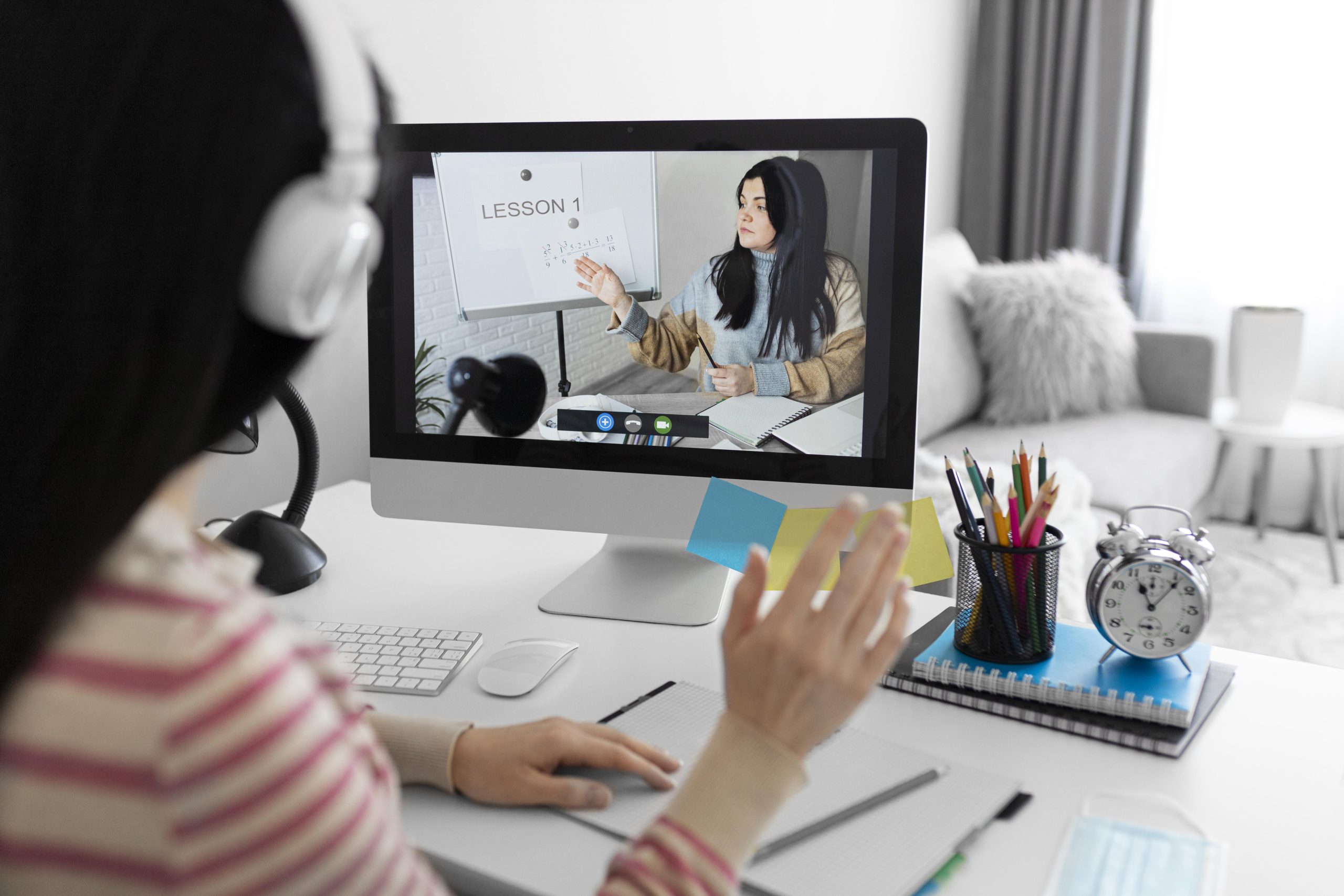 cerrar-estudiante-en-clase-en-linea